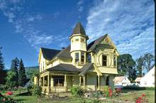 экстерьер дома с оттенками охры